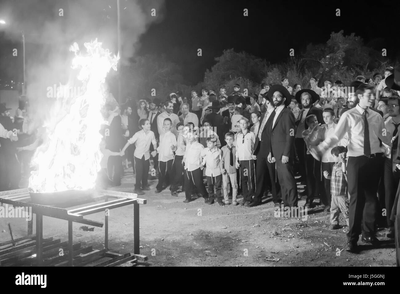 HAIFA, ISRAEL - 13. Mai 2017: Eine Gruppe von ultra-orthodoxen Juden Tanz um ein Feuer, als Teil der Lag BaOmer Urlaub Feier in Haifa, Israel Stockfoto