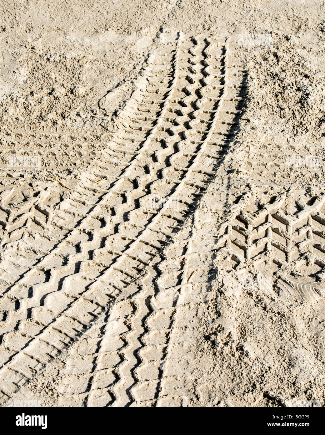 Fahrzeug-Reifenspuren im Sand. Das Einfahren ist am Strand in Port Aransas, Texas USA, Spuren der heutigen Tätigkeit gestattet. Stockfoto