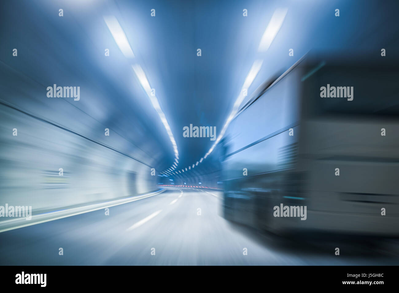 Bus im Tunnel, blau getönt Bild. Speed Concept Stockfoto