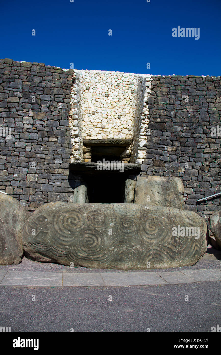 Newgrange ist ein 5.200 Jahre alten Durchgang Grab befindet sich im Boyne Valley im alten Osten Irlands. Stockfoto