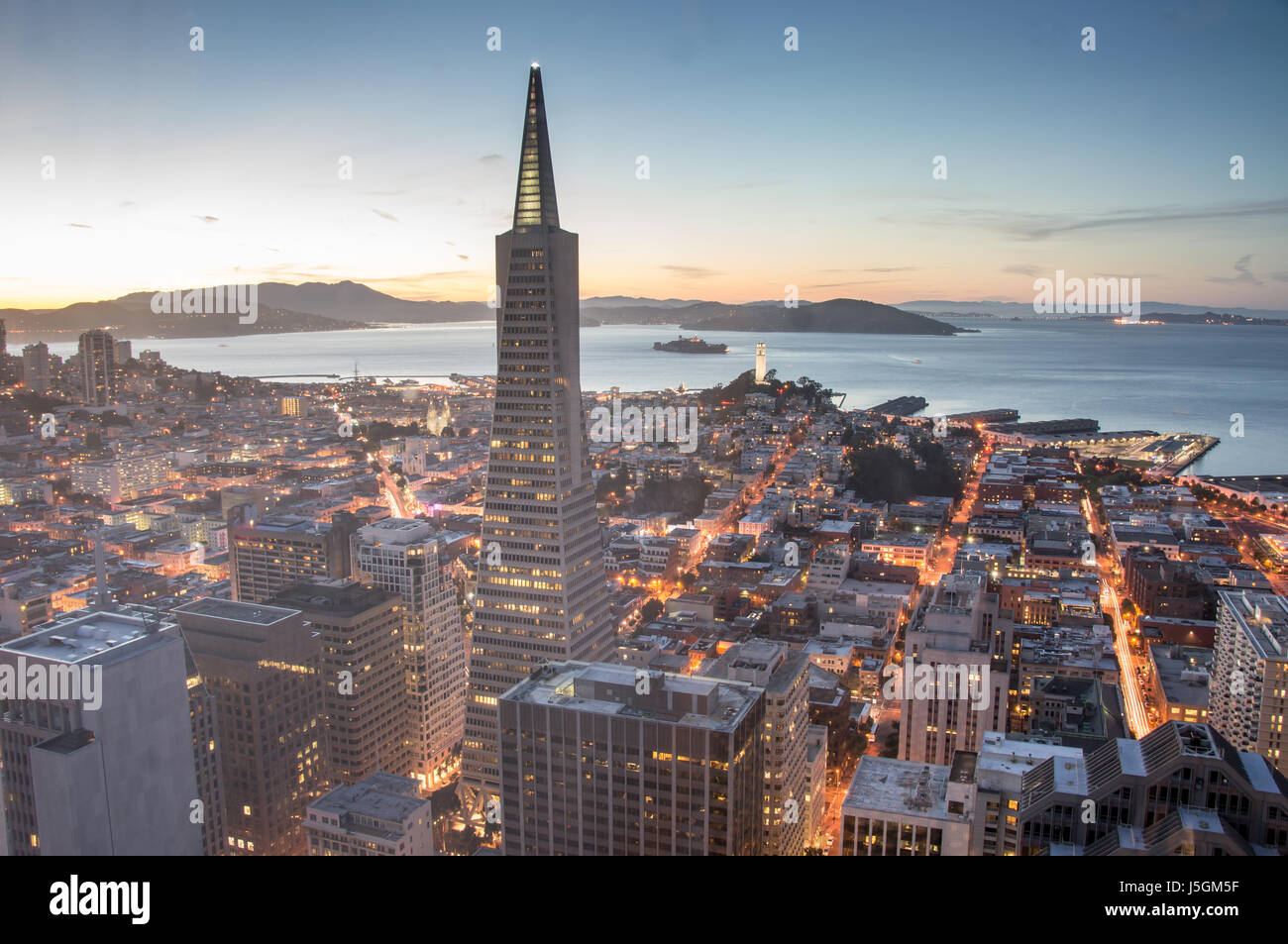 San Francisco Financial District und Bucht, Dämmerung Stockfoto
