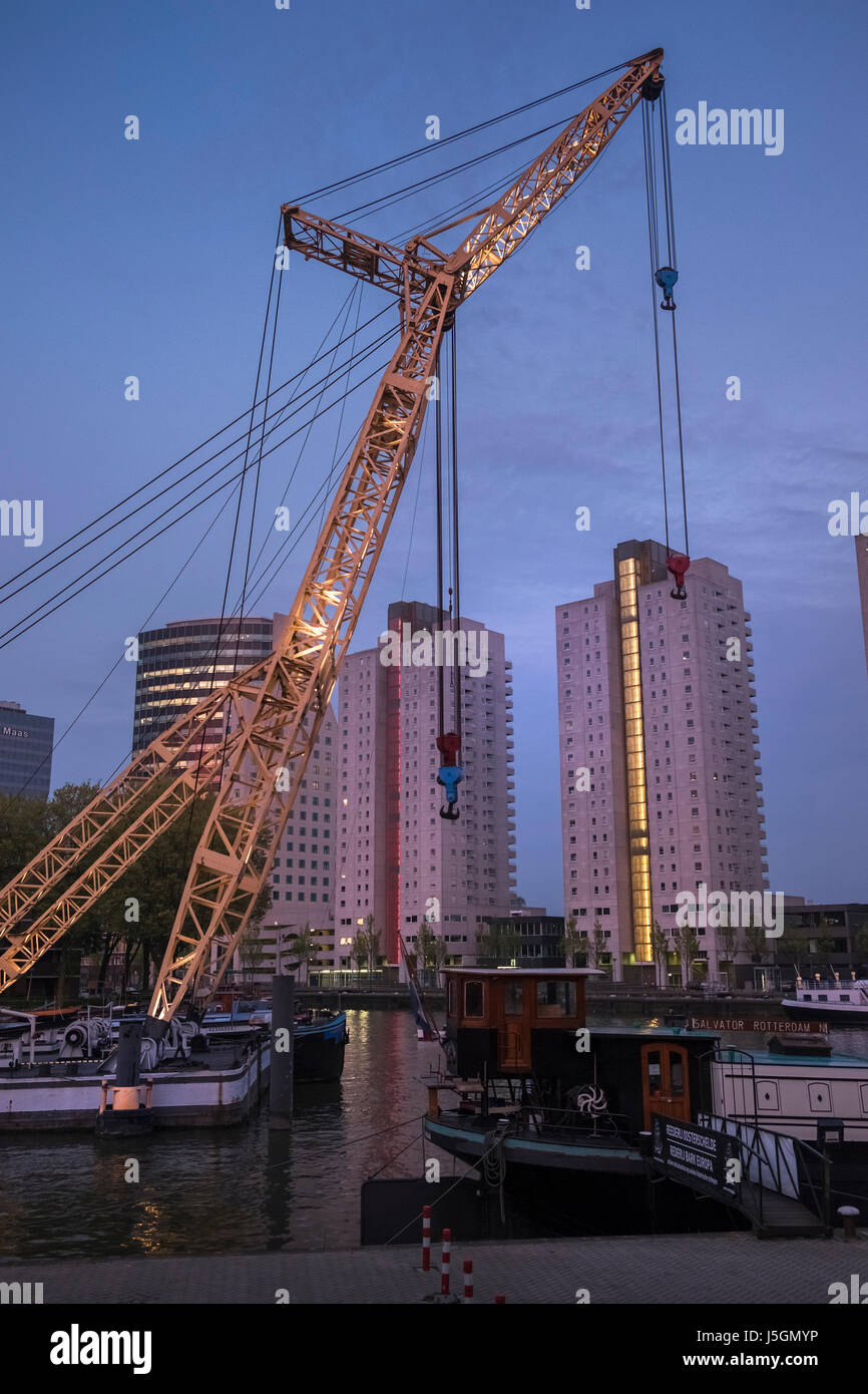 Exponate auf der maritimen Museumshafen mit historischer Schiffe und Kräne in einwandfreiem Zustand, Wassertaxi, Rotterdam, die Niederlande Stockfoto