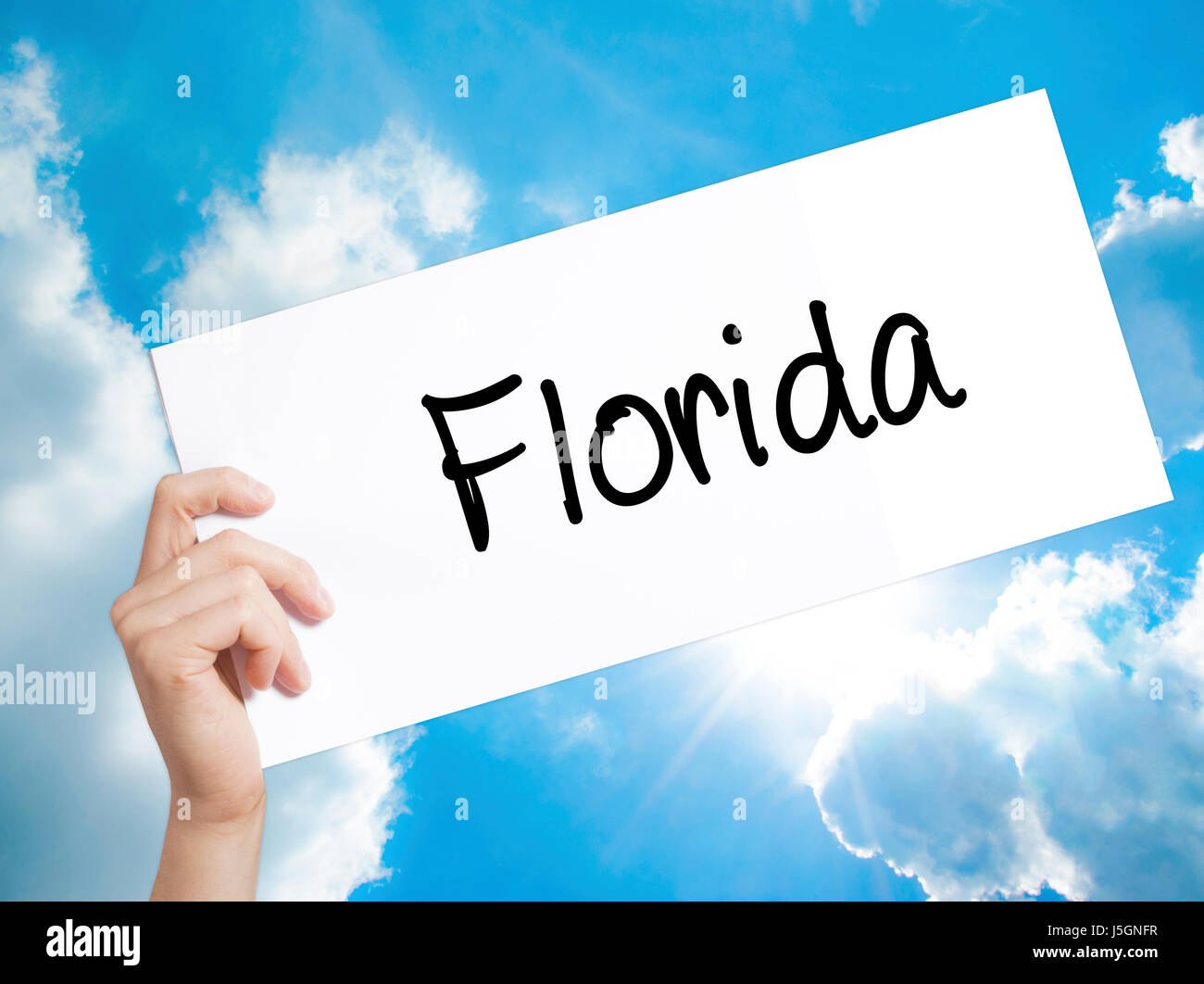 Florida-Zeichen auf weißem Papier. Mann Hand Holding Papier mit dem Text. Auf Himmelshintergrund isoliert.  Technik, Internet-Konzept. Stockfoto