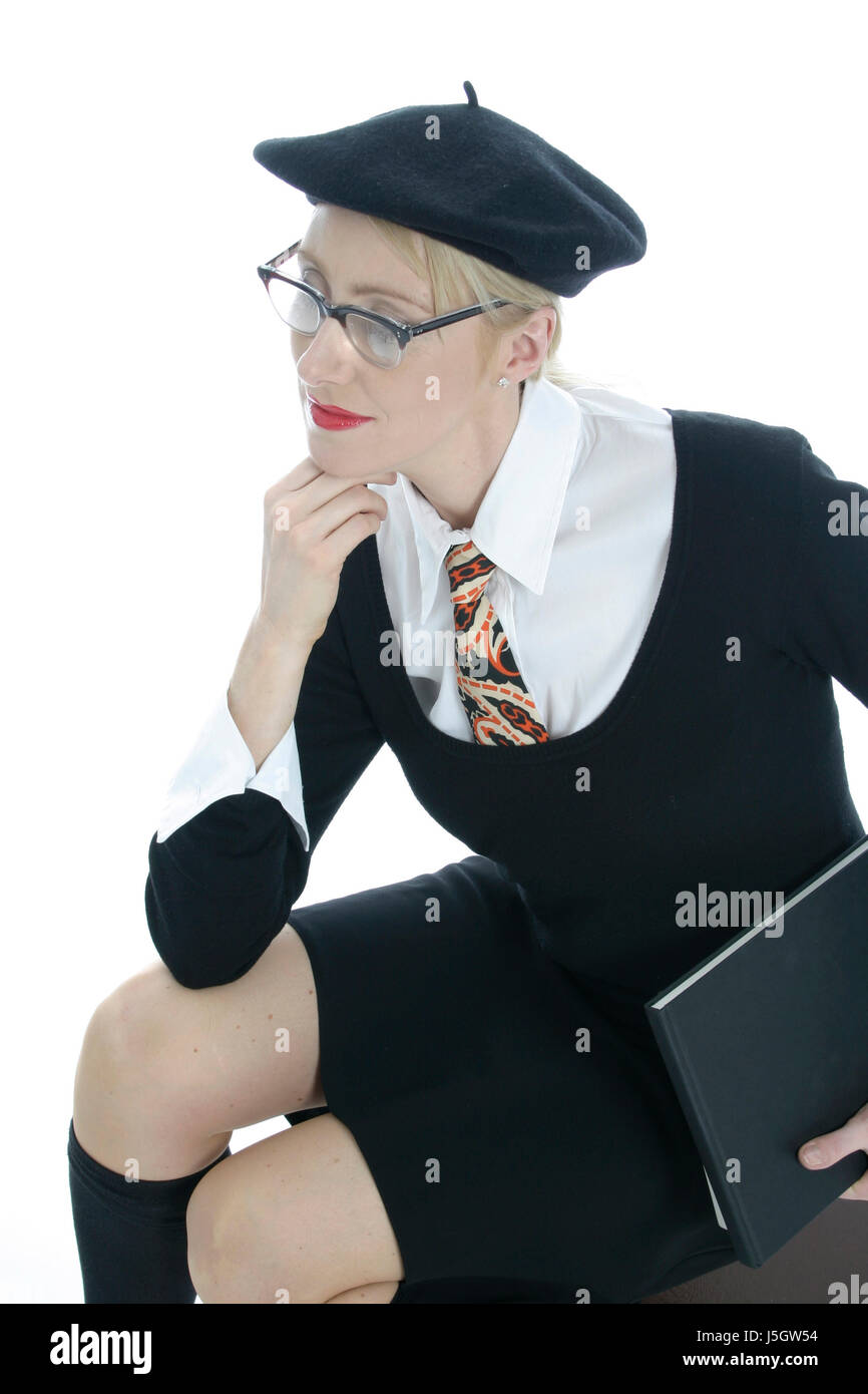 junge Frau mit Brille und baskische Baskenmütze Stockfoto