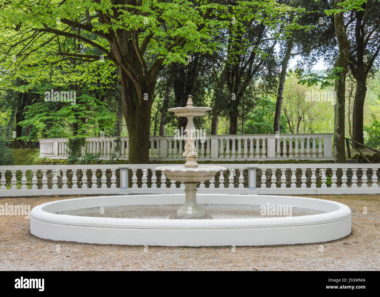 900 Architektur, weiße Steinbrunnen in einem Park, ohne Wasser Stockfoto