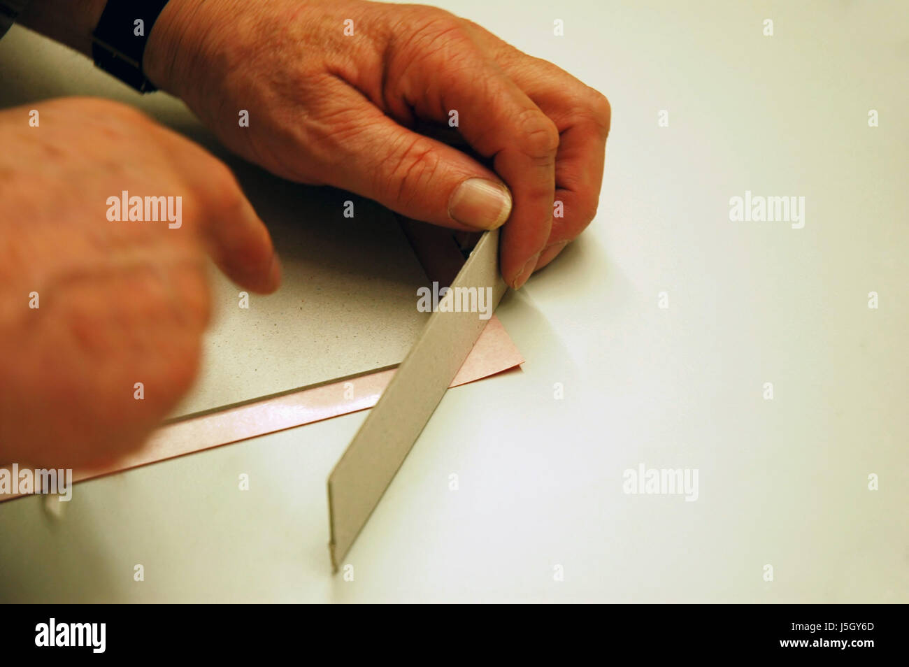 anzuzeigen Sie, dass Show Hand Hände Finger Bind Schnitt zeichnen basteln Katalog kreativen tun Stockfoto