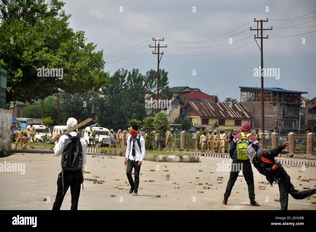 Demonstranten Zusammenstoß mit der Polizei am 17. Mai an M.p Schule Srinagar während einer Protestaktion gegen eine Razzia der Polizei in Grad College Pulmama Bezirk Süd Kaschmir. Stockfoto