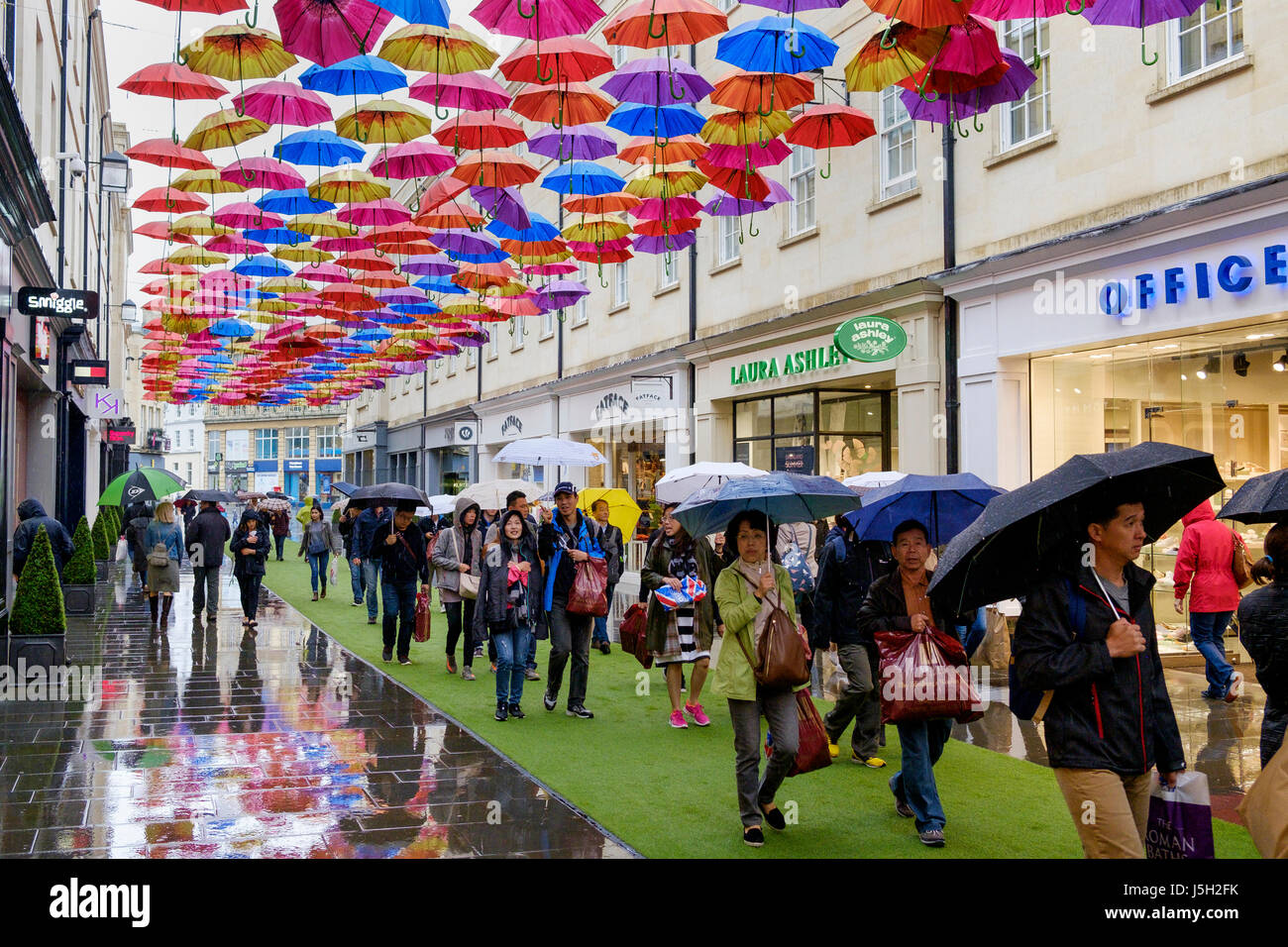 Bath, Großbritannien. 17. Mai 2017. Touristen und trotzen dem Starkregen in Bad-Shopper sind abgebildet, wie sie unter ein Dach-Kunst-Installation gehen. Bildnachweis: Lynchpics/Alamy Live-Nachrichten Stockfoto