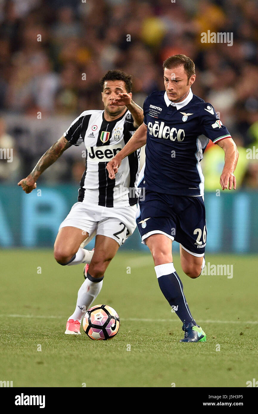 Rom, Italien - Mai 17:Stefan Radu (R) von Lazio und Da Silva Daniel Alves (L) von Juventus Turin in Aktion während des Endspiels TIM CUP (Coppa Italia) zwischen Juventus FC Vs SS Lazio - am Olympiastadion am 17. Mai 2017 in Rom, Italien.  (Foto: Marco Iorio) Bildnachweis: Marco Iorio/Alamy Live-Nachrichten Stockfoto