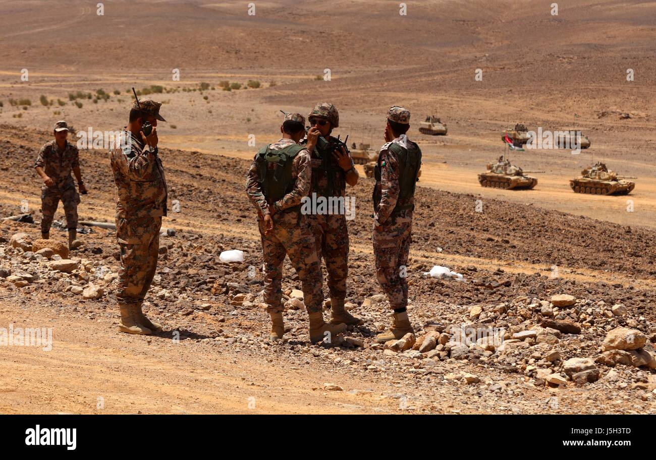 (170517)--AMMAN, 17. Mai 2017 (Xinhua)--Soldaten an die militärische Übung in Phosphatgrube Wüste in der Nähe jordanischens Grenze mit Saudi-Arabien, am 17. Mai 2017 "Eager Lion" teilnehmen. "Eager Lion" ist eine jährliche gemeinsame Übung, die in Jordanien seit 2011 stattgefunden hat. Für dieses Jahr konzentrierte sie sich auf aktuelle Militär operative und Feld Prioritäten, Anti-Terror und Techniken des modernen Krieges. (Xinhua/Mohammad Abu Ghosh) Stockfoto
