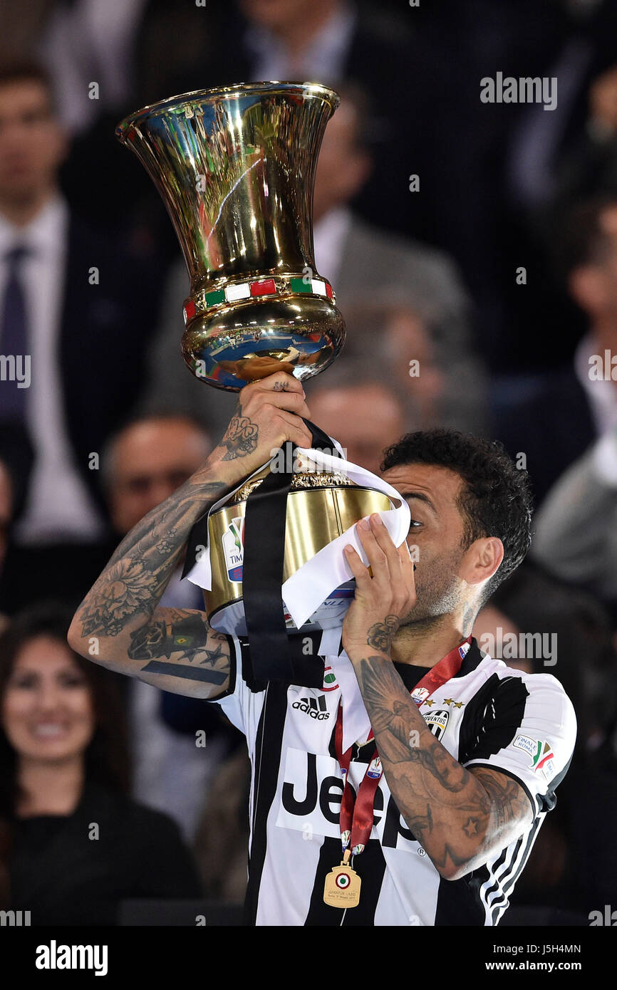 Rom, Italien - Mai 17:Da Silva Daniel Alves von Juventus Kis die Trophäe am Ende des Spiels während der letzten TIM CUP (Coppa Italia) zwischen Juventus FC Vs SS Lazio - im Olympiastadion in Rom am 17. Mai 2017 übereinstimmen.  (Foto: Marco Iorio) Bildnachweis: Marco Iorio/Alamy Live-Nachrichten Stockfoto