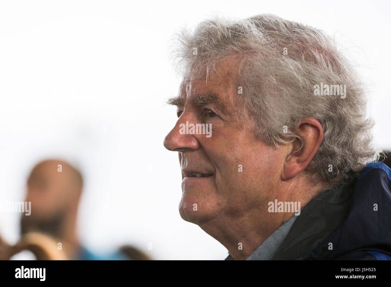 Cardiff, Wales, Großbritannien. 16. Juni 2016. IMAGE DATEI. Cardiff, Wales, UK - 17. Juni 2016. Ehemaliger erster Minister für Wales Rhodri Morgan, der gestorben ist im Alter von 77, abgebildet auf eine Mahnwache für den ermordeten Labour MP Jo Cox bei der National Assembly for Wales Senedd Gebäude in Cardiff Bay statt. Mark Hawkins/komponierte Bilder Stockfoto