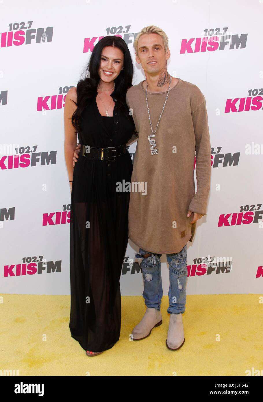 12 yoshli bokira qiz jinsiy aloqa XXX Qora kiyimdagi erkaklar