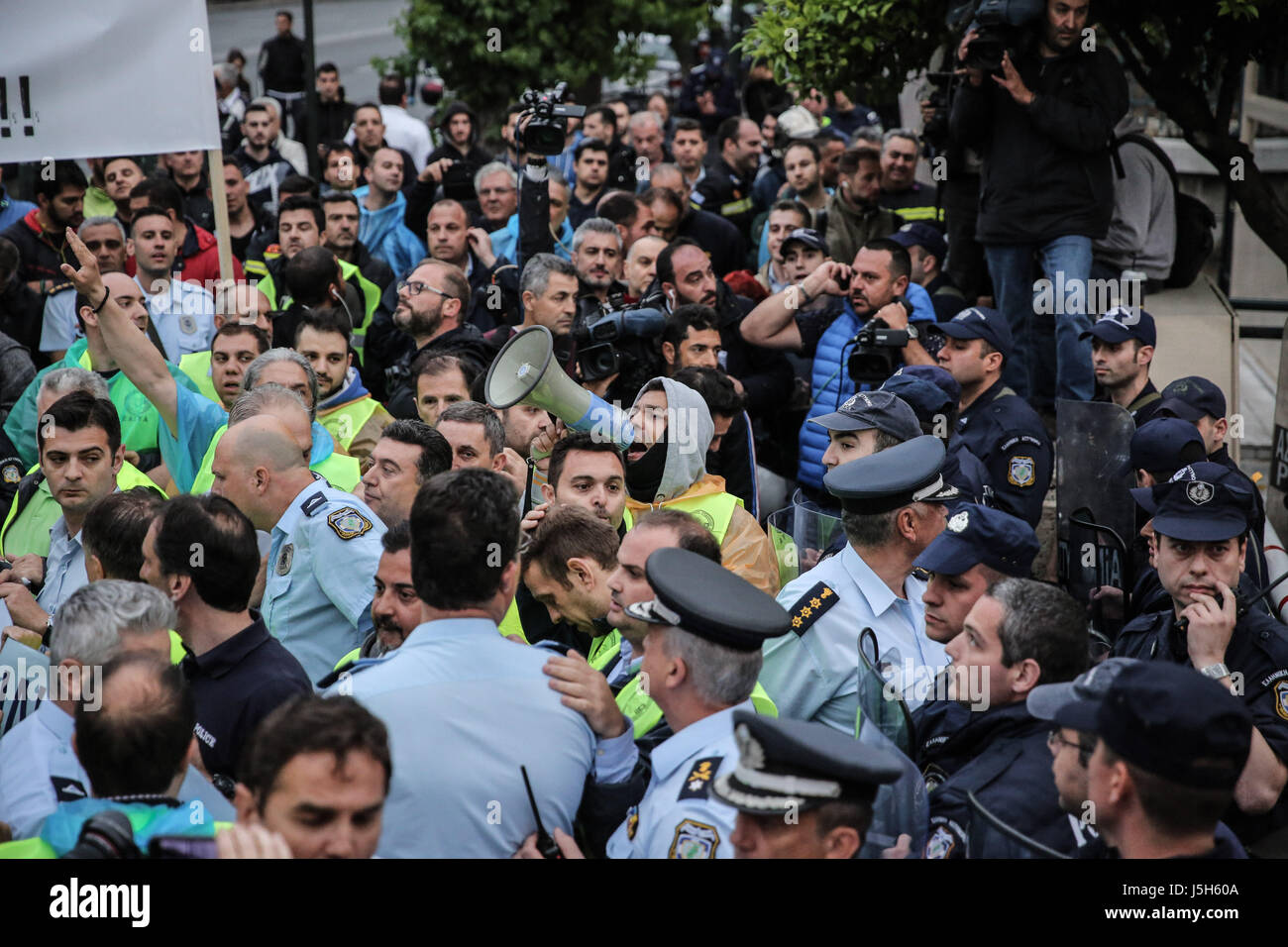 (170517)--Athen, 17. Mai 2017 (Xinhua)--uniformierten Mitarbeiter Mitglieder Protest gegen Sparmaßnahmen in Athen, am 17. Mai 2017. Griechenland traf am Mittwoch einen neuen 24-Stunden-Generalstreik gegen die neue Runde der Sparmaßnahmen, die die Regierung im Parlament zur Abstimmung im Rahmen eines Angebots zu den ausstehenden Rettungsaktion Beitrag schließen und sichern weitere Hilfe von internationalen Kreditgebern vorgelegt hat. (Xinhua/Lefteris Partsalis) Stockfoto