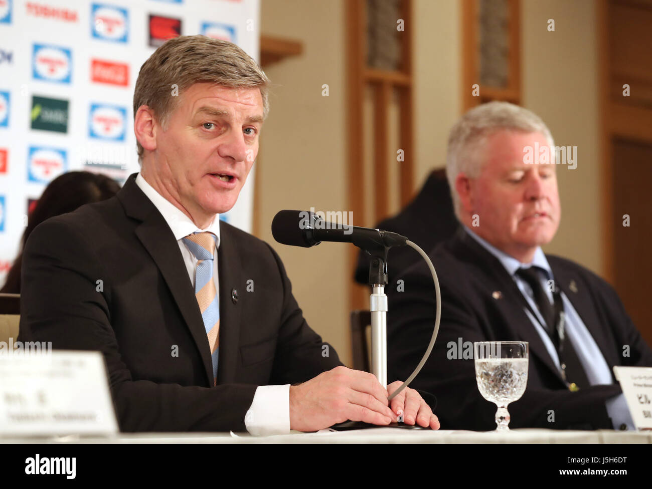 Tokio, Japan. 17. Mai 2017. New Zealand Premierminister Bill English (L) spricht vor der Presse während New Zealand Rugby Union CEO Steve Tew wie Neuseeland zusieht und Japan verkündete, dass Japan Spiel mit New Zealand All Blacks im Jahr 2018 in Tokio auf Mittwoch, 17. Mai 2017 haben wird. Kredite: Yoshio Tsunoda/AFLO/Alamy Live-Nachrichten Stockfoto