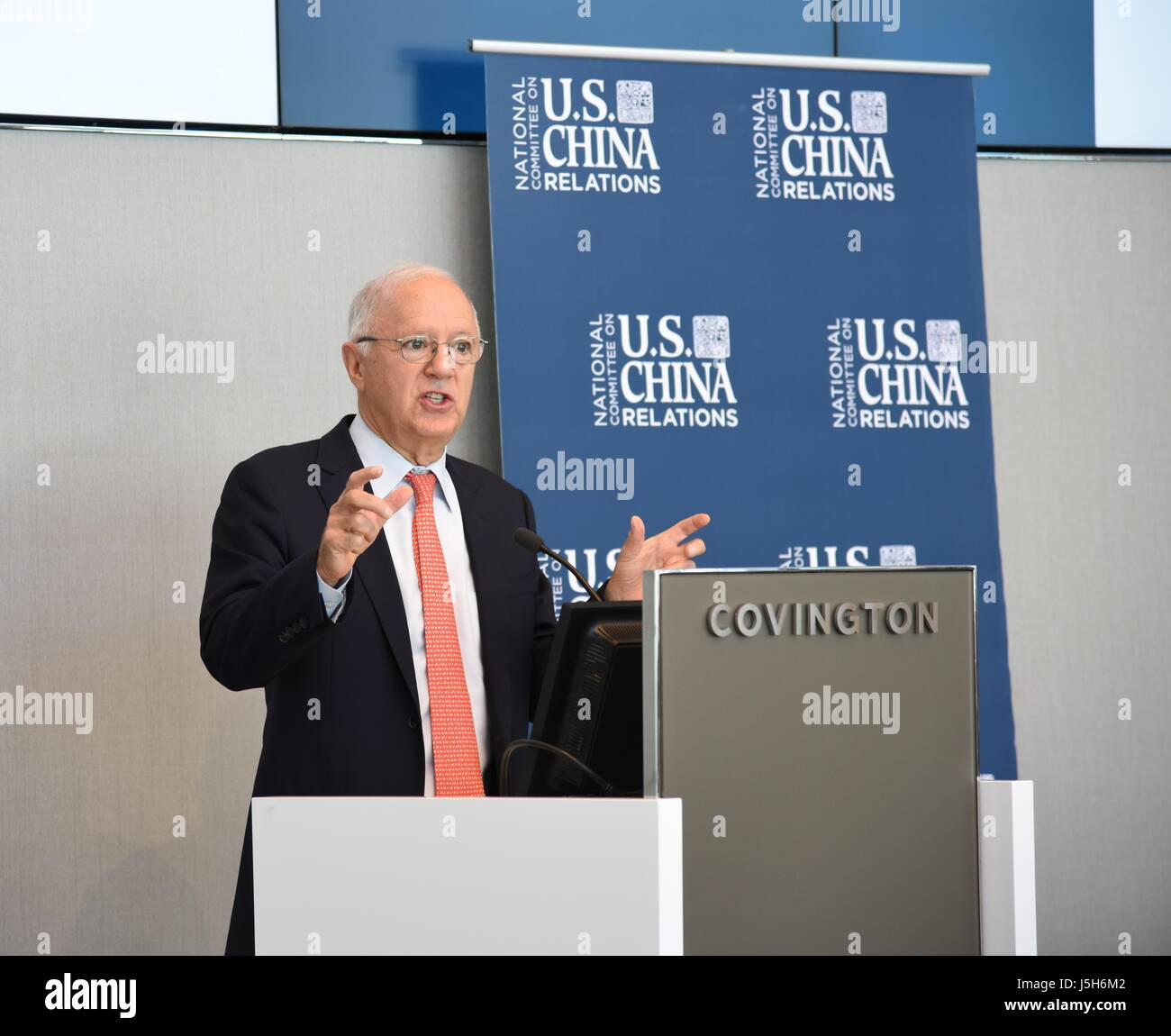 (170518)--WASHINGTON D.C., 18. Mai 2017 (Xinhua)--Stephen A. Orlins, Präsident des Nationalkomitees über die US-chinesischen Beziehungen, spricht im Rahmen einer Veranstaltung für die gemeinsame Veröffentlichung eines Berichts über die USA und China Direktinvestitionen in Washington D.C. 17. Mai 2017. Direktinvestitionen zwischen den USA und China übertroffen 60 Milliarden US-Dollar im Jahr 2016 mehr als andere Jahre in der Geschichte, sagte der gemeinsam veröffentlichten Bericht der Rhodium-Gruppe und der National Committee on US-chinesischen Beziehungen. (Xinhua/Gao Pan) (Hy) Stockfoto