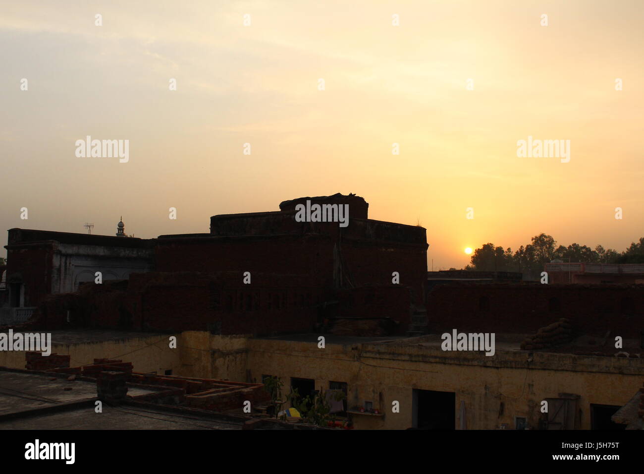 Dorf-Nacht-Shooting mit Sonnenuntergang. Stockfoto