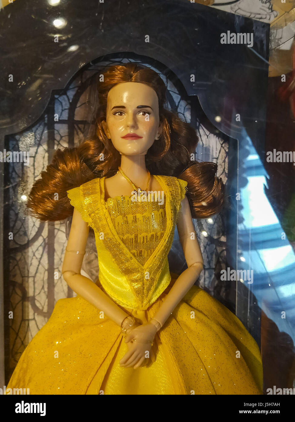 16. Mai 2017 - Shanghai, Shanghai, China - Shanghai, CHINA-Mai 16 2017:  (nur zur redaktionellen Verwendung. CHINA aus) Leute finden, dass die Barbie-Puppe  von Prinzessin Belle Emma Watson Version sieht aus wie