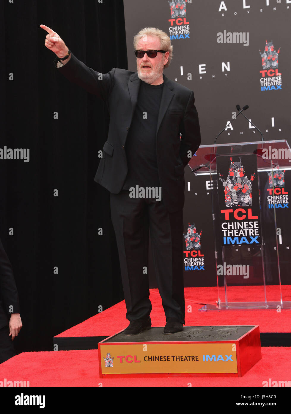 A Ridley Scott 005 Sir Ridley Scott Honored mit Hand- und Fußabdrücke in Zement in TCL Chinese Theatre in Los Angeles. 17. Mai 2017. Stockfoto