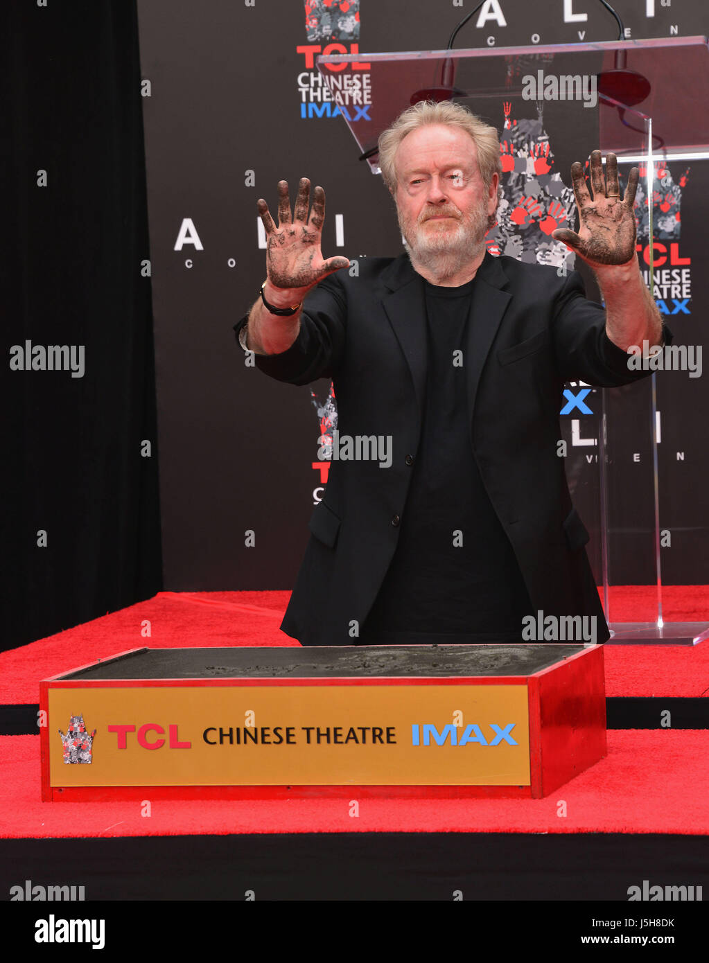 Ridley Scott 010 Sir Ridley Scott mit Hand- und Fußabdrücke in Zement in TCL Chinese Theatre in Los Angeles geehrt. 17. Mai 2017. Stockfoto