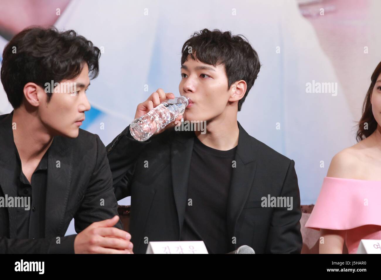 Kim Kang woo, Yeo Jin Goo, Gong-Seung-Yeon, markieren Sie AJ besuchen die Produktion Konferenz der Kreis: die zwei World in Seoul, Korea am 17. Mai 2017. (China und Korea Rechte heraus) Stockfoto