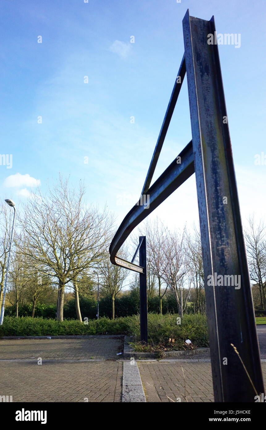 gebogenen Metall Höhe Beschränkung Bar am Eingang von einem Parkplatz Stockfoto