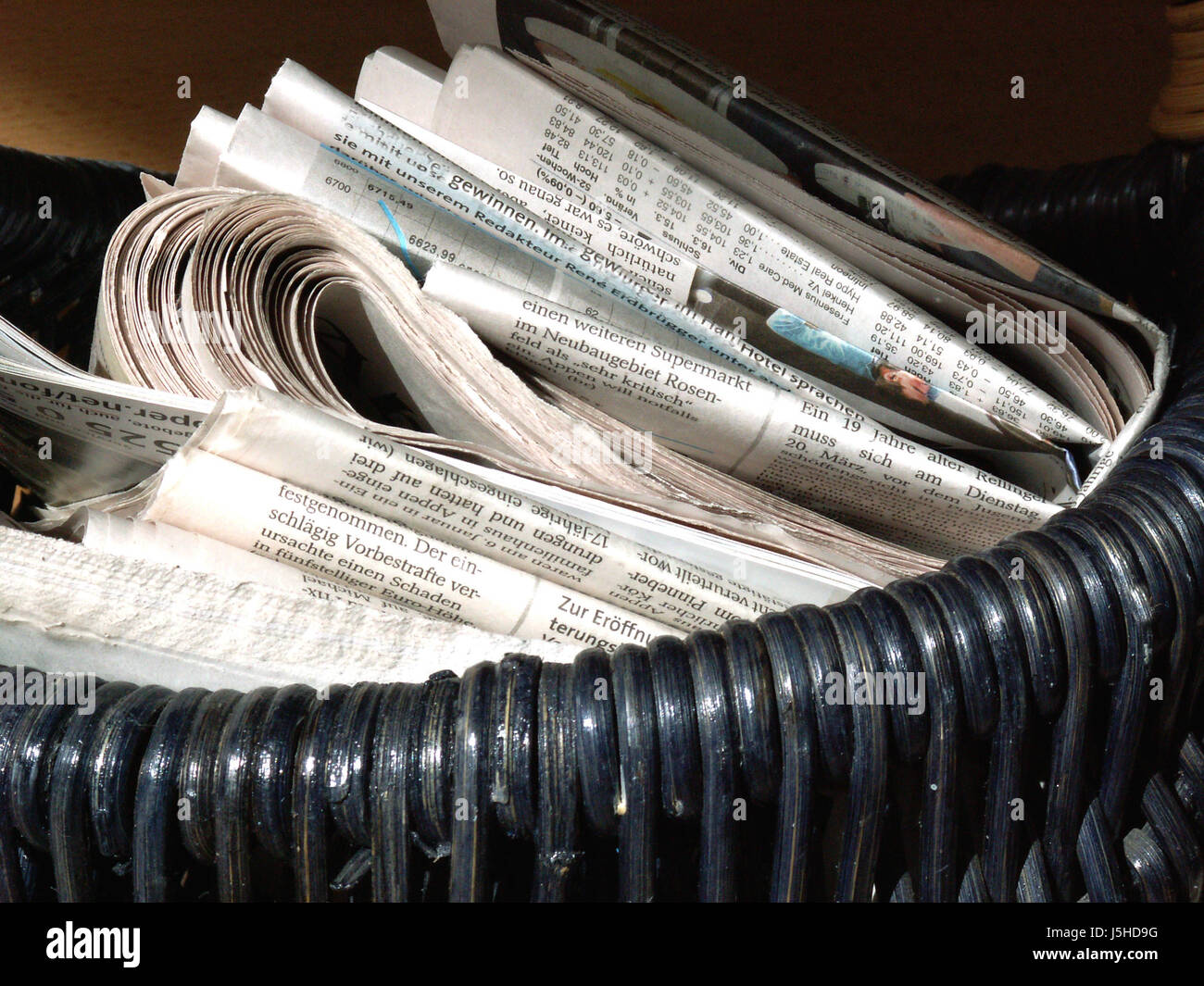 press Zeitung Zeitschrift Zeitungen täglich Tageszeitung deprimiert Berichterstattung in der Presse Stockfoto