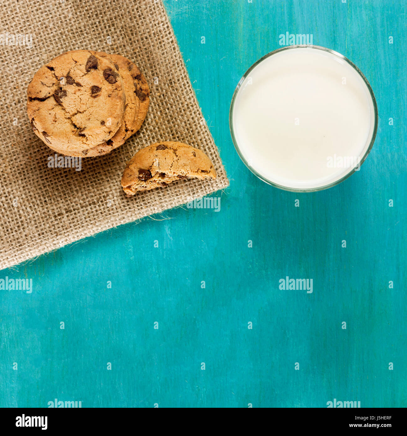 Ein quadratischer Foto der frisch gebackene Schokolade chips Cookies ...