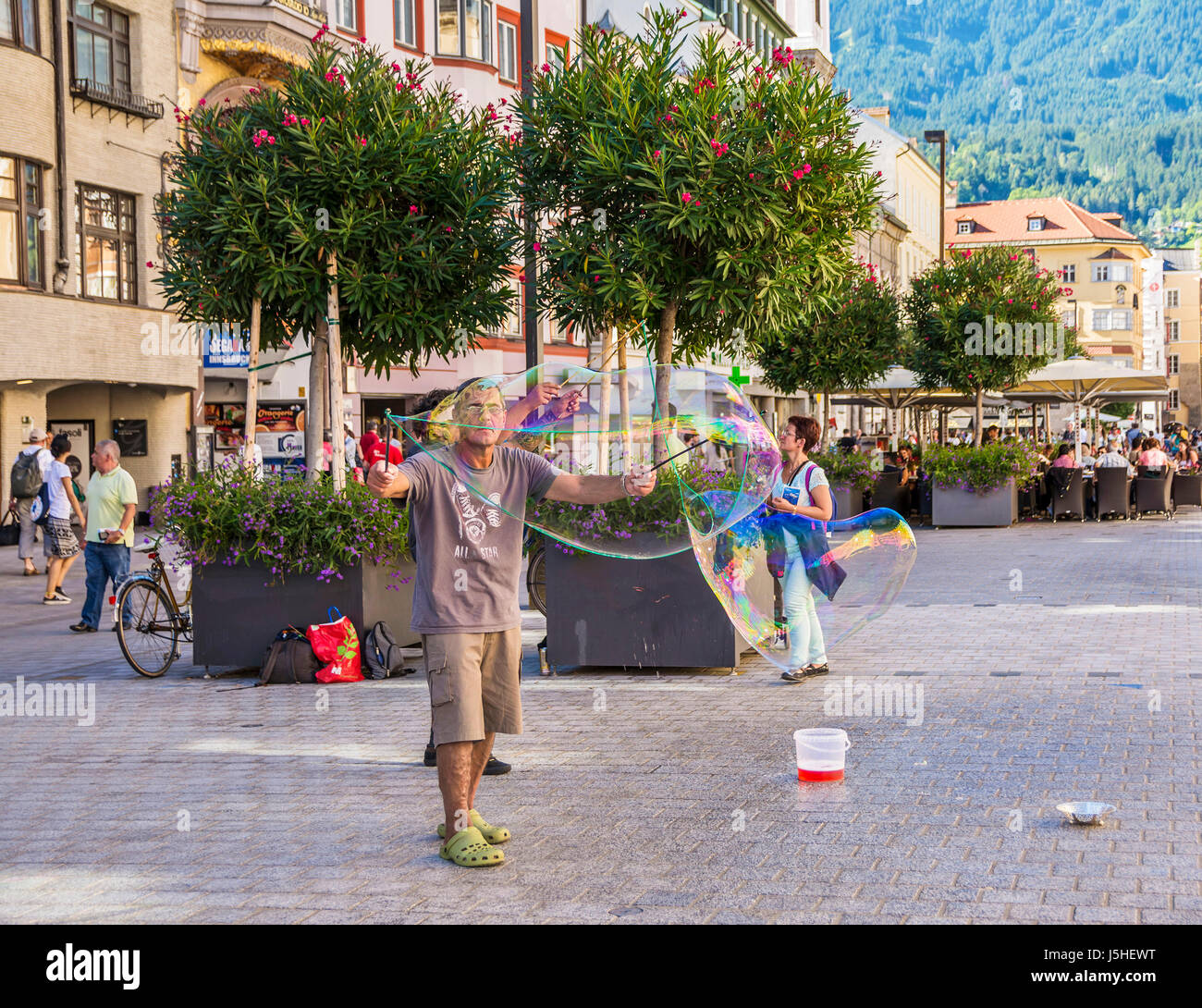 INNSBRUCK, ÖSTERREICH - 23. AUGUST 2016. Streetart-Künstler macht Seifenblasen in der Altstadt am Herzog-Friedrich-Straße in Innsbruck. Stockfoto