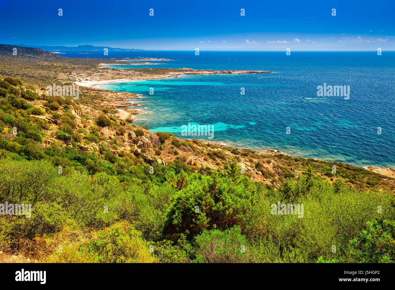 Atemberaubende Corsica Küste mit felsigen Strand und klarem Wasser Tourquise in der Nähe von Ajaccio, Korsika, Frankreich, Europa. Stockfoto