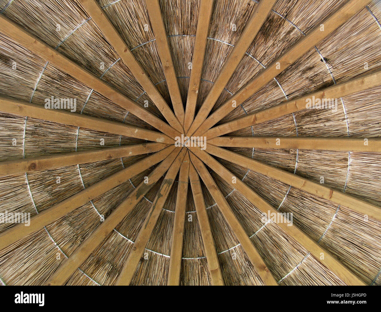 Holzbalken Gräsern weben traditionelle recycelbar Baustil Stockfoto