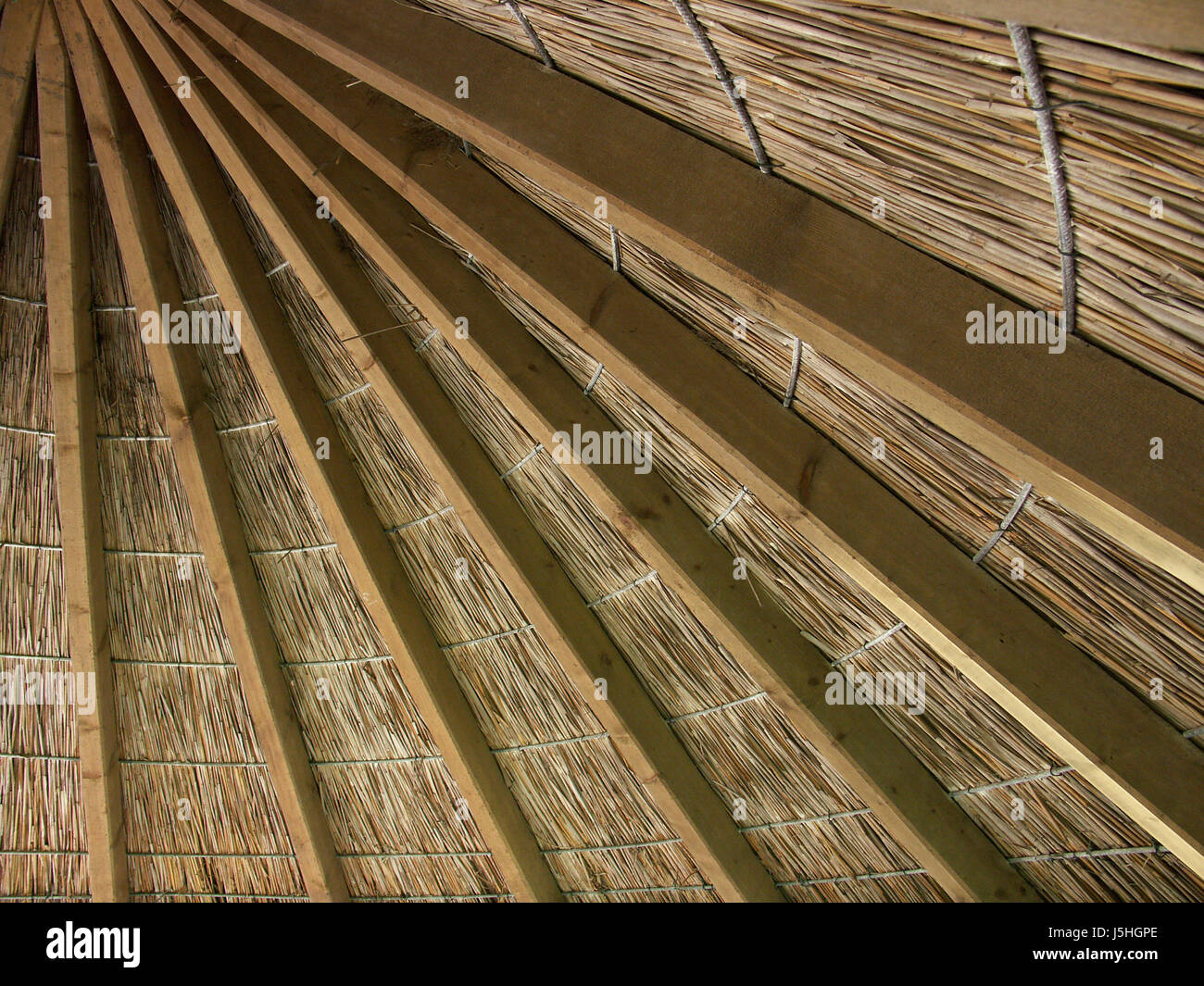 Holzbalken Gräsern weben traditionelle recycelbar Baustil Stockfoto