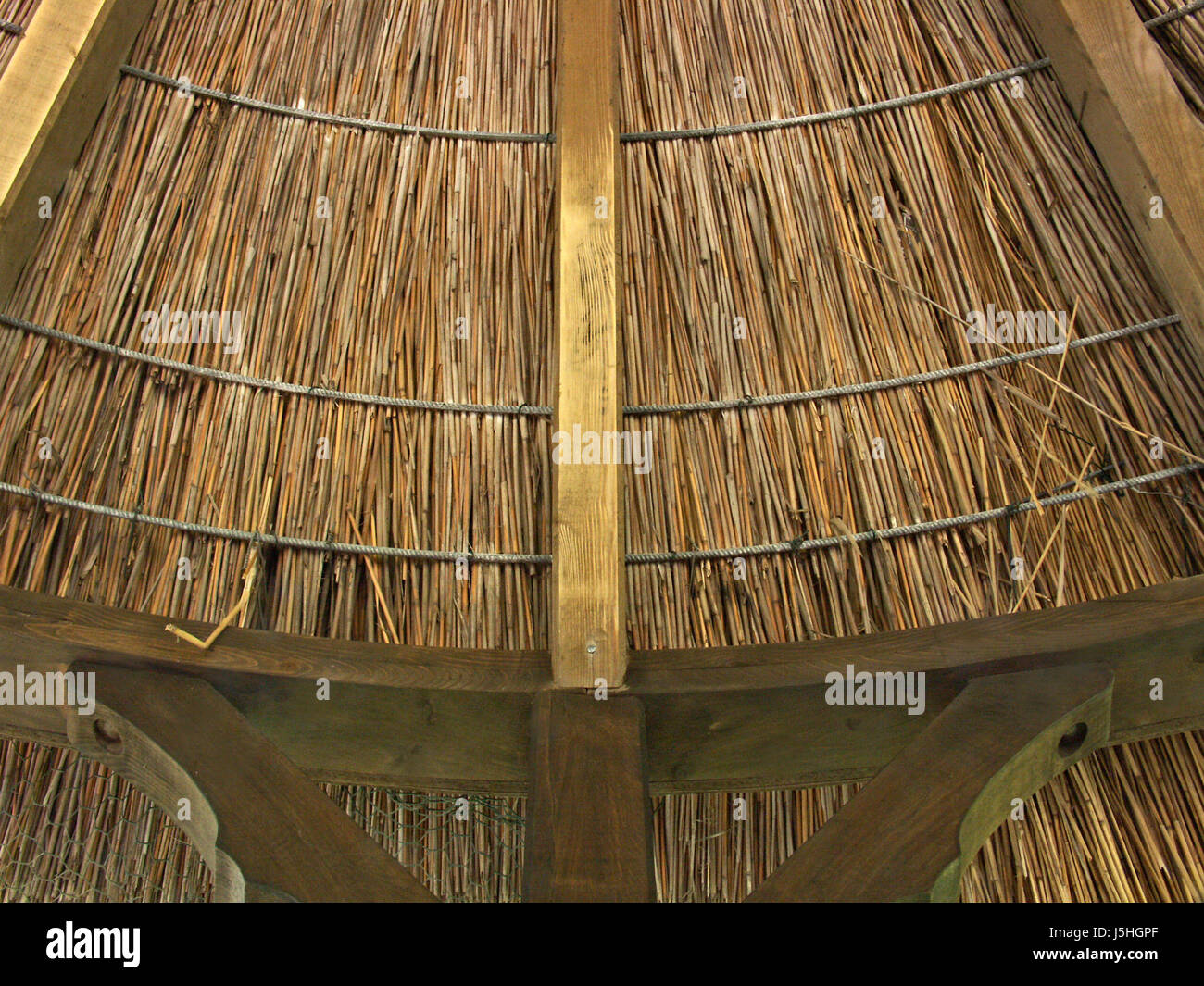 Detail Holzbalkens Gräsern weben traditionelle recycelbar Baustil Stockfoto