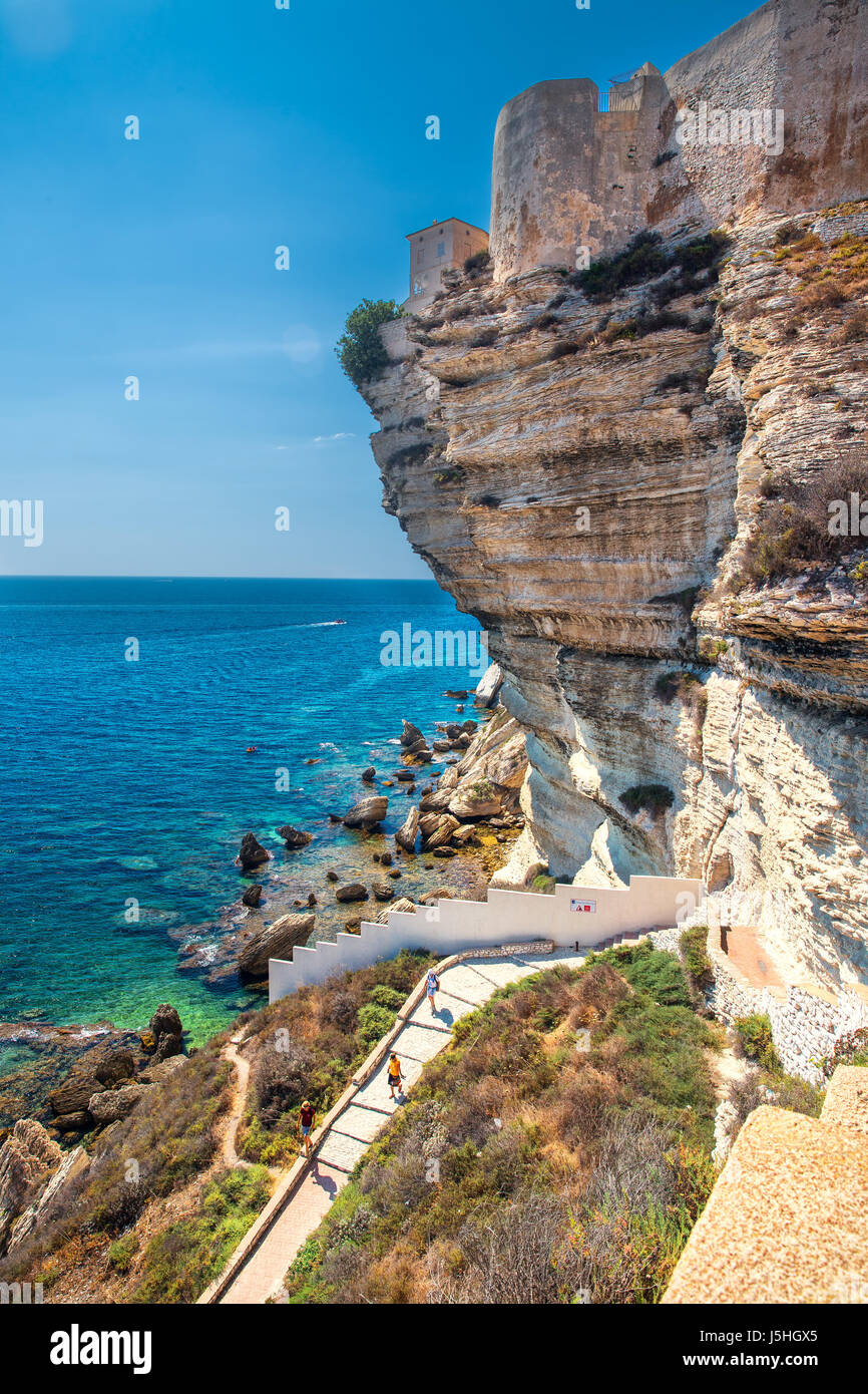 Weiße Felsen mit Meerblick Bucht in der Nähe von Bonifacio Stadt, Korsika, Frankreich, Europa. Stockfoto