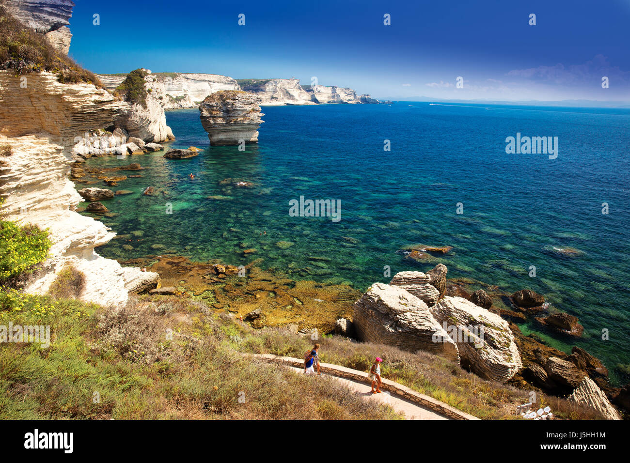 Junges Paar Kajakfahren in der Nähe von Bonifacio Stadt auf schönen weißen Felsen mit Meer Bucht, Korsika, Frankreich, Europa. Stockfoto