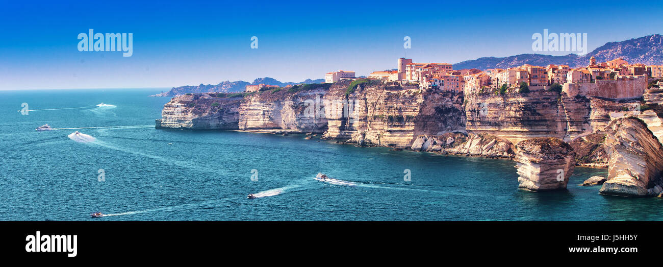 Bonifacio Stadt auf schönen weißen Felsen mit Meer Bucht, Korsika, Frankreich, Europa. Stockfoto