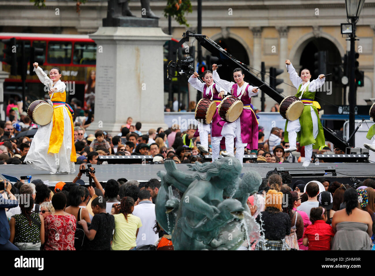 London, UK - 9. August 2015: Koreanische ethnischen Tänzer, Jindo Bukchum, Trommeltanz, die Koreanisch-Festival am Trafalgar Square, anwesenden Zuschauer Stockfoto