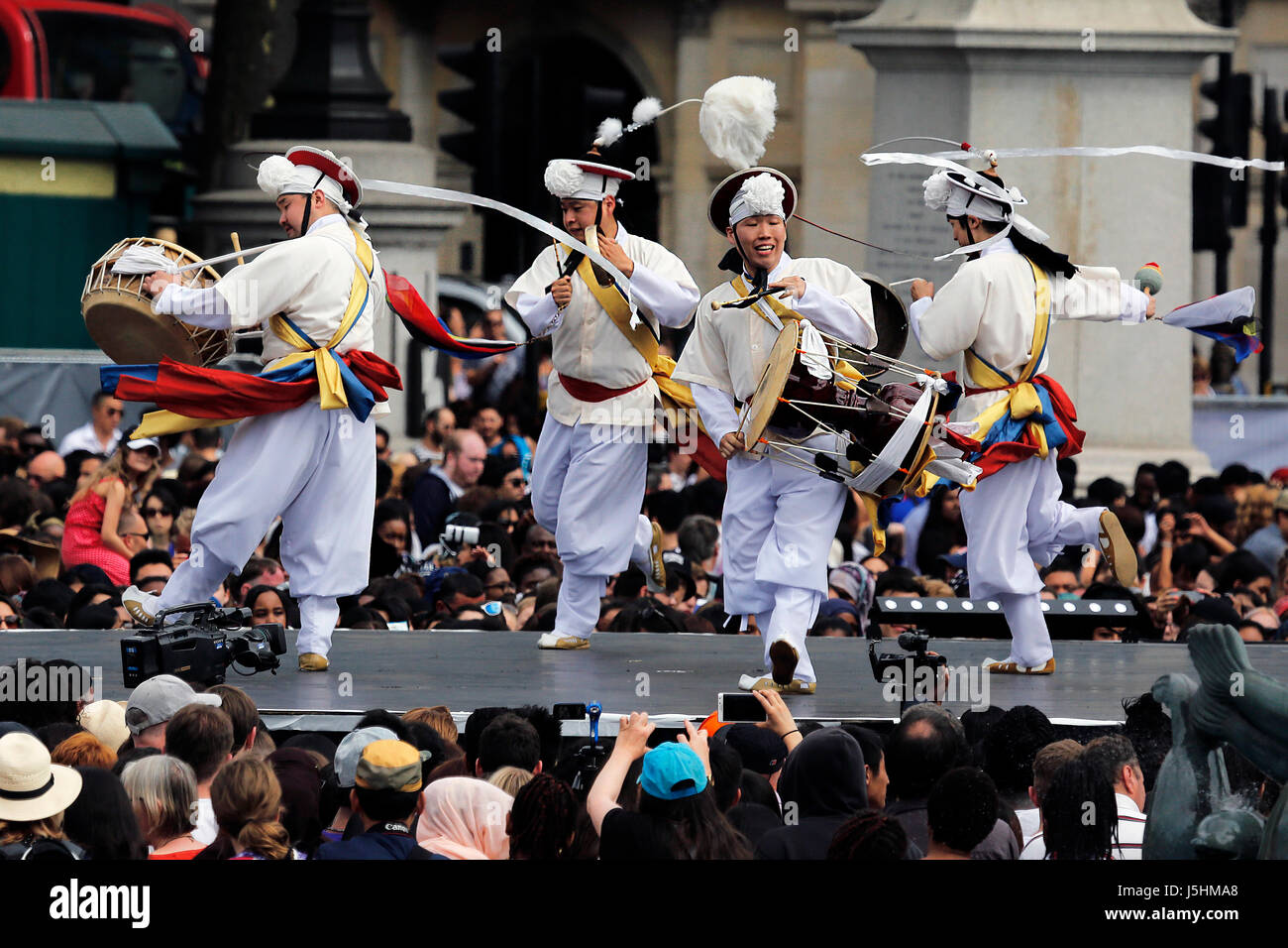 London, UK - 9. August 2015: Koreanische ethnischen Tänzer, Nongak, Bauern Tanz, in dem koreanischen Festival am Trafalgar Square, anwesenden Zuschauer. Stockfoto
