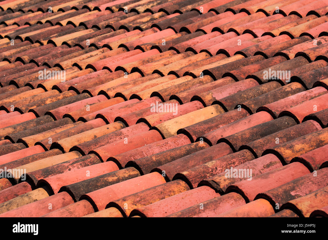 Eine mexikanische Terrakotta-Ziegel-Dach, Wellenmuster und Textur als Hintergrund Stockfoto