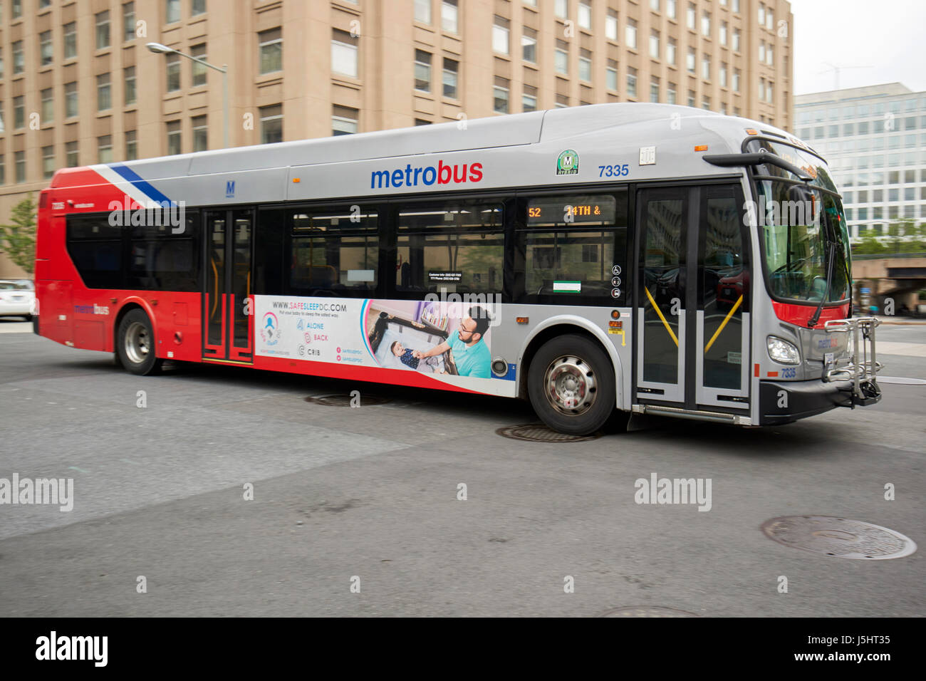 WMATA Washington Metrobus Xcelsior Hybrid Diesel Elektrobus von neuen Flyer Industries Washington DC USA, vorsätzliche Bewegungsunschärfe Stockfoto
