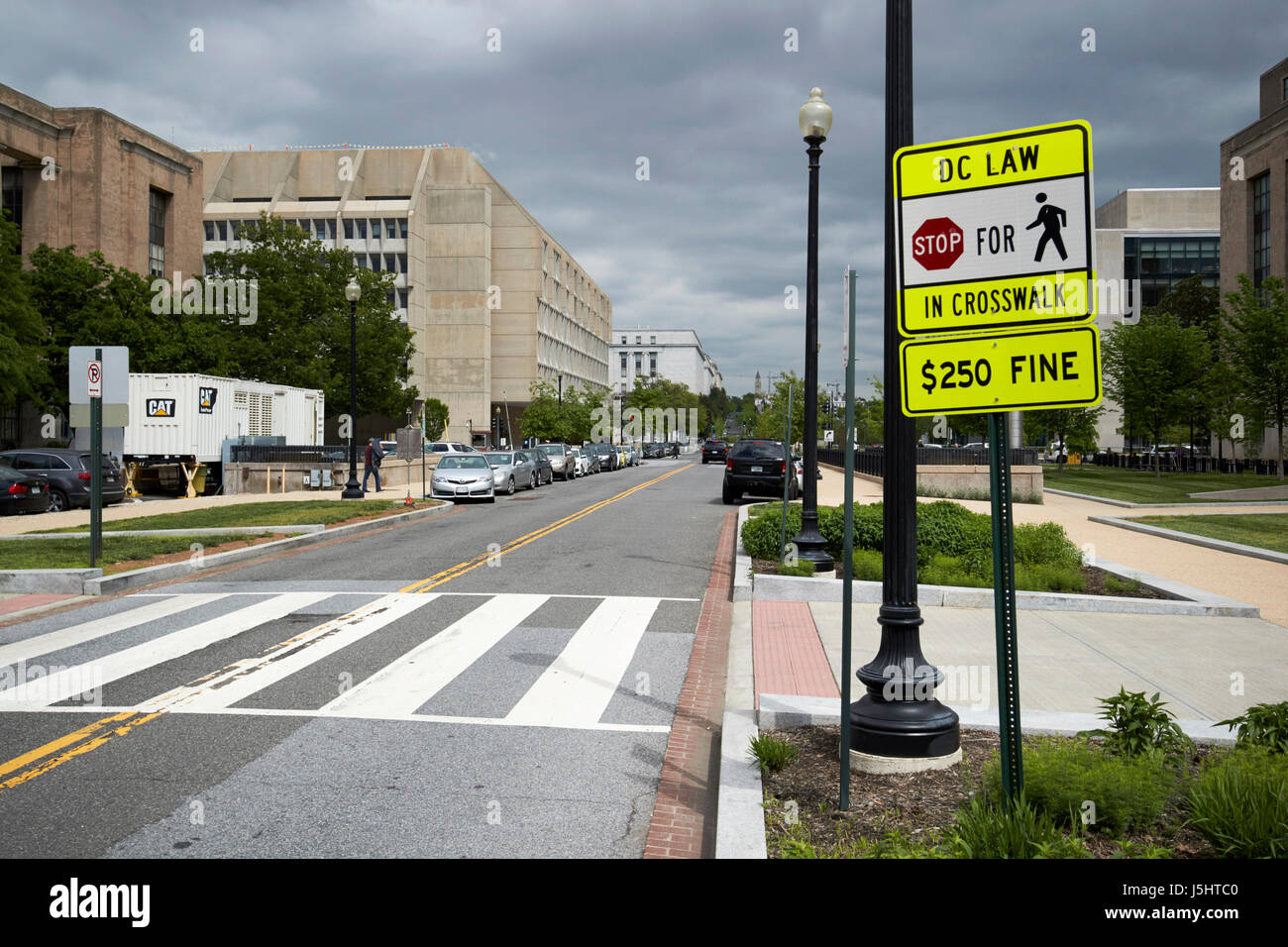 Fußgängerüberweg Zebrastreifen mit Warnung Zeichen rund 250 US-Dollar Bußgeld nicht fürs Washington DC USA Stockfoto