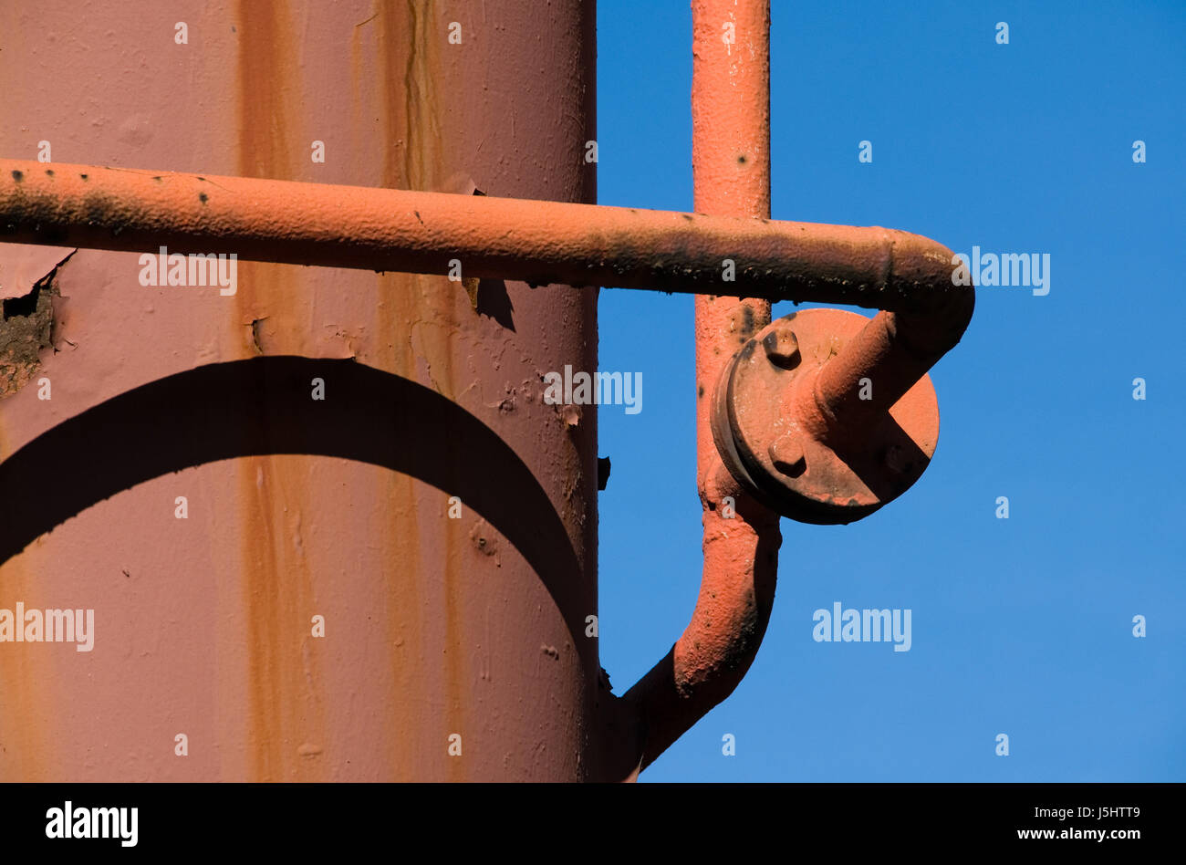 blaue Farbe Industrie kleine winzige kleine kurze Schraube Kokerei Track Rost Firma Stockfoto