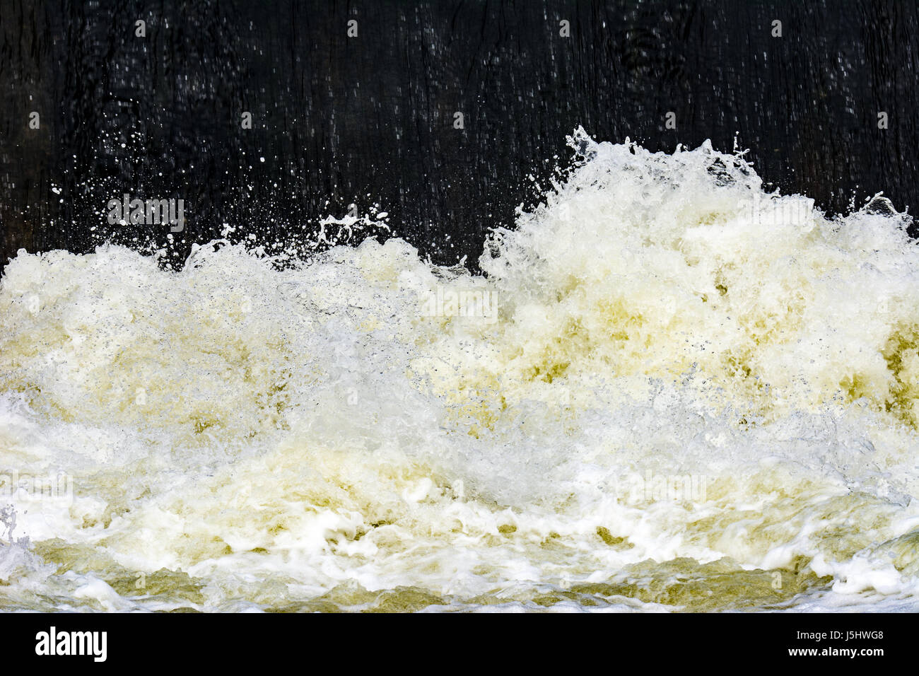 Hintergrund der wild plätschernden Abwasser Stockfoto