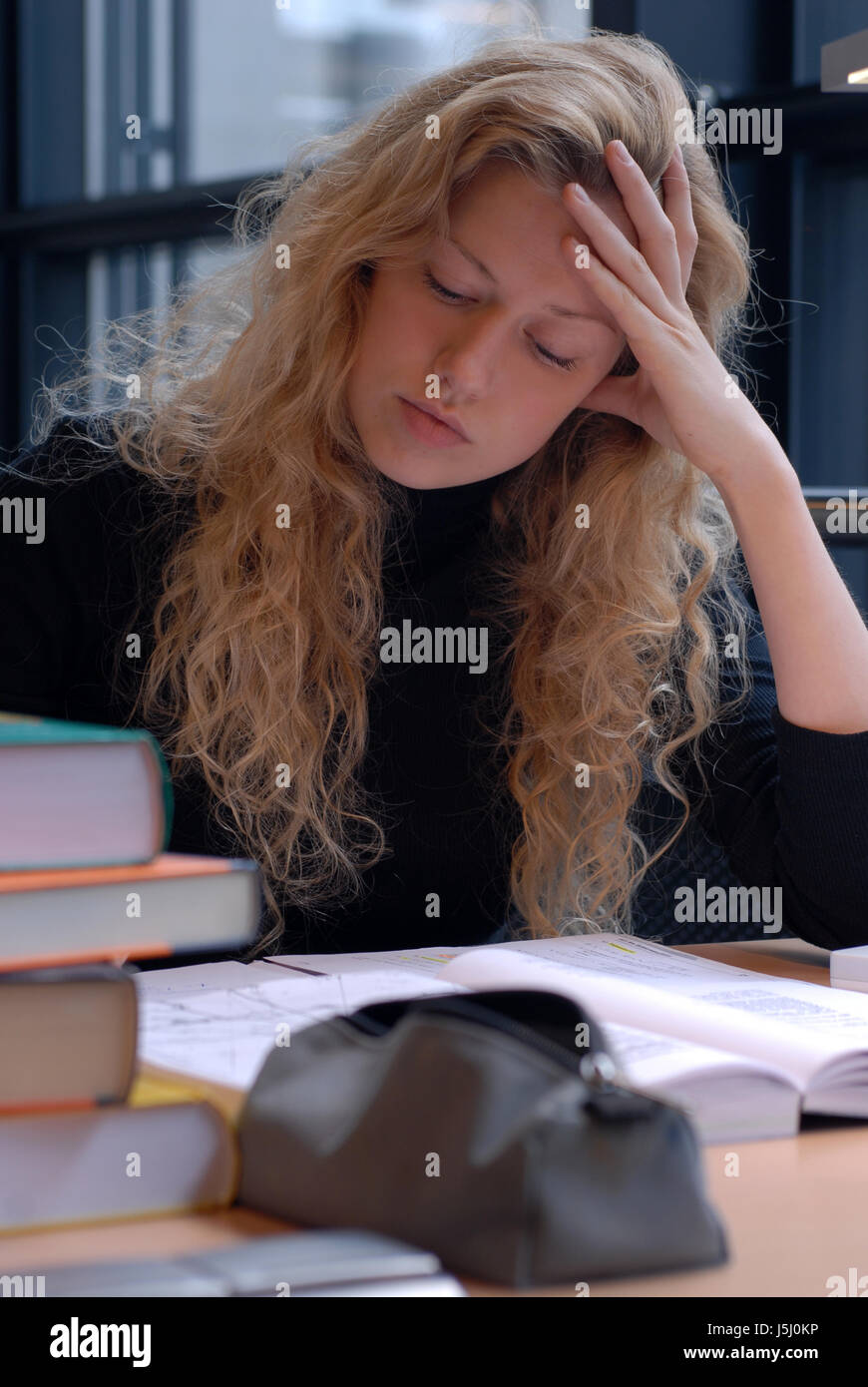 Frau Studie Büro Bildung Forschung lernen denken Gedanken Bibliothek Pisa Stockfoto