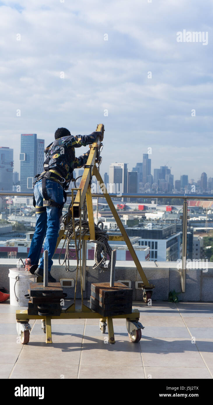 Fenster Reinigung Mitarbeiter mit Arbeitsgeräten und Stadt Hintergrund. Stockfoto