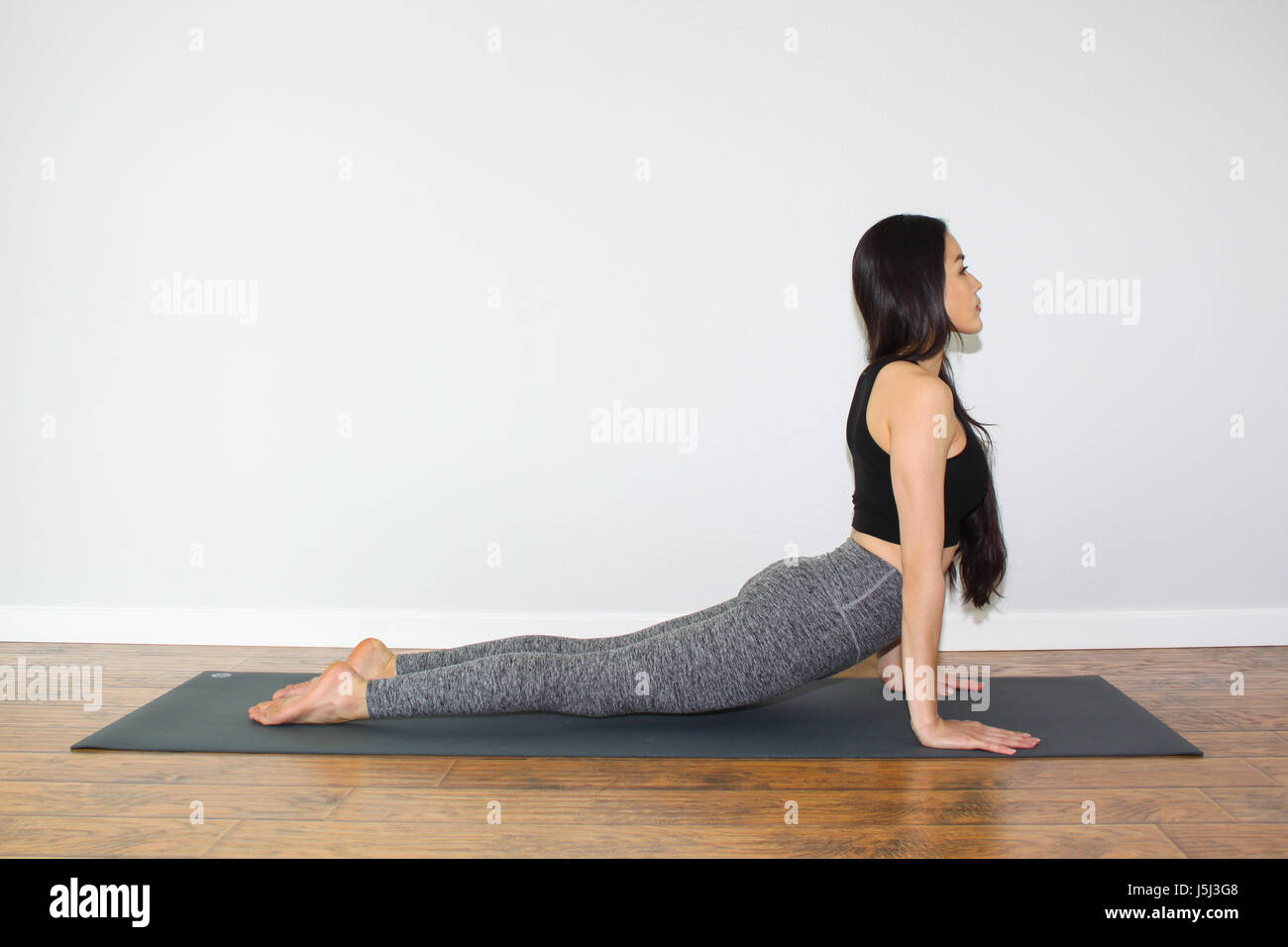 Nach oben gerichtete Hund namens schöne Frau eine Yoga-Pose zu tun. Stockfoto