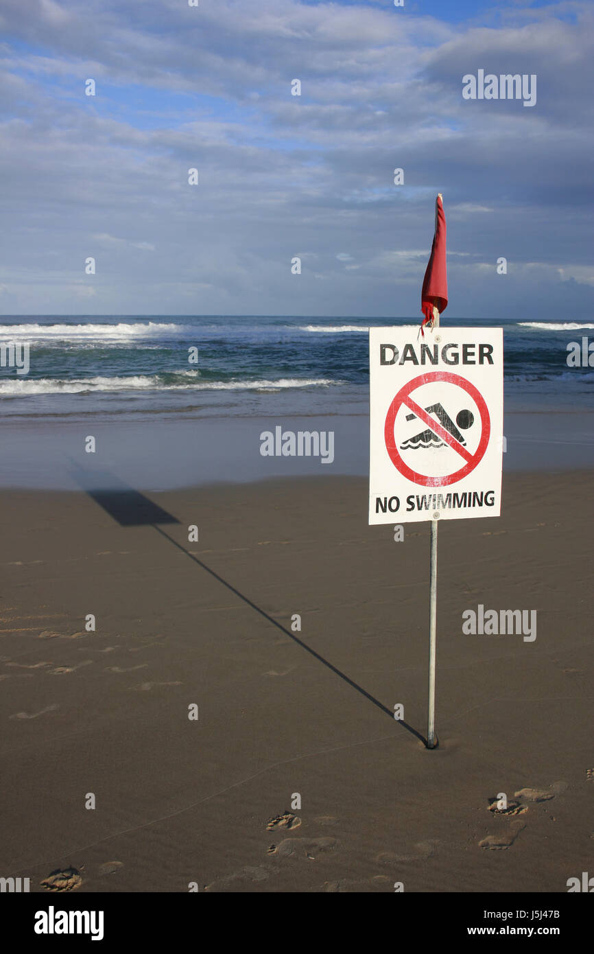 Zeichen signalisieren blaue Gefahr Wasser Sommer sommerlich Australien Pazifik Salz "Wellenlinien" Stockfoto