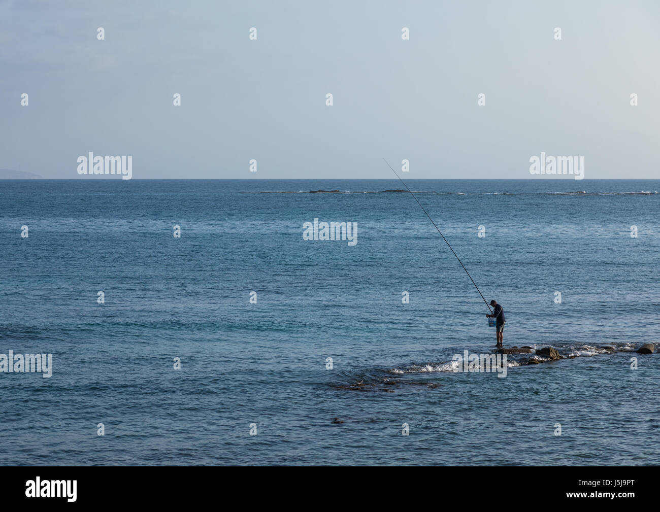Libanesische Mann Angeln auf Felsen, South Governorate, Reifen, der Libanon Stockfoto