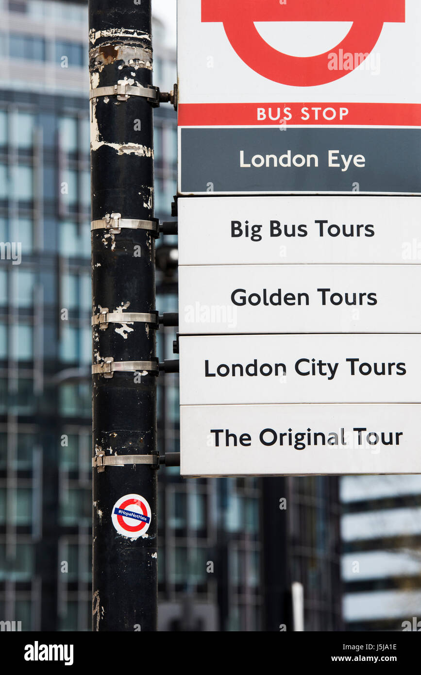 Hoffnung nicht hassen Aufkleber auf ein London Bus Stop-Schild. London, UK Stockfoto