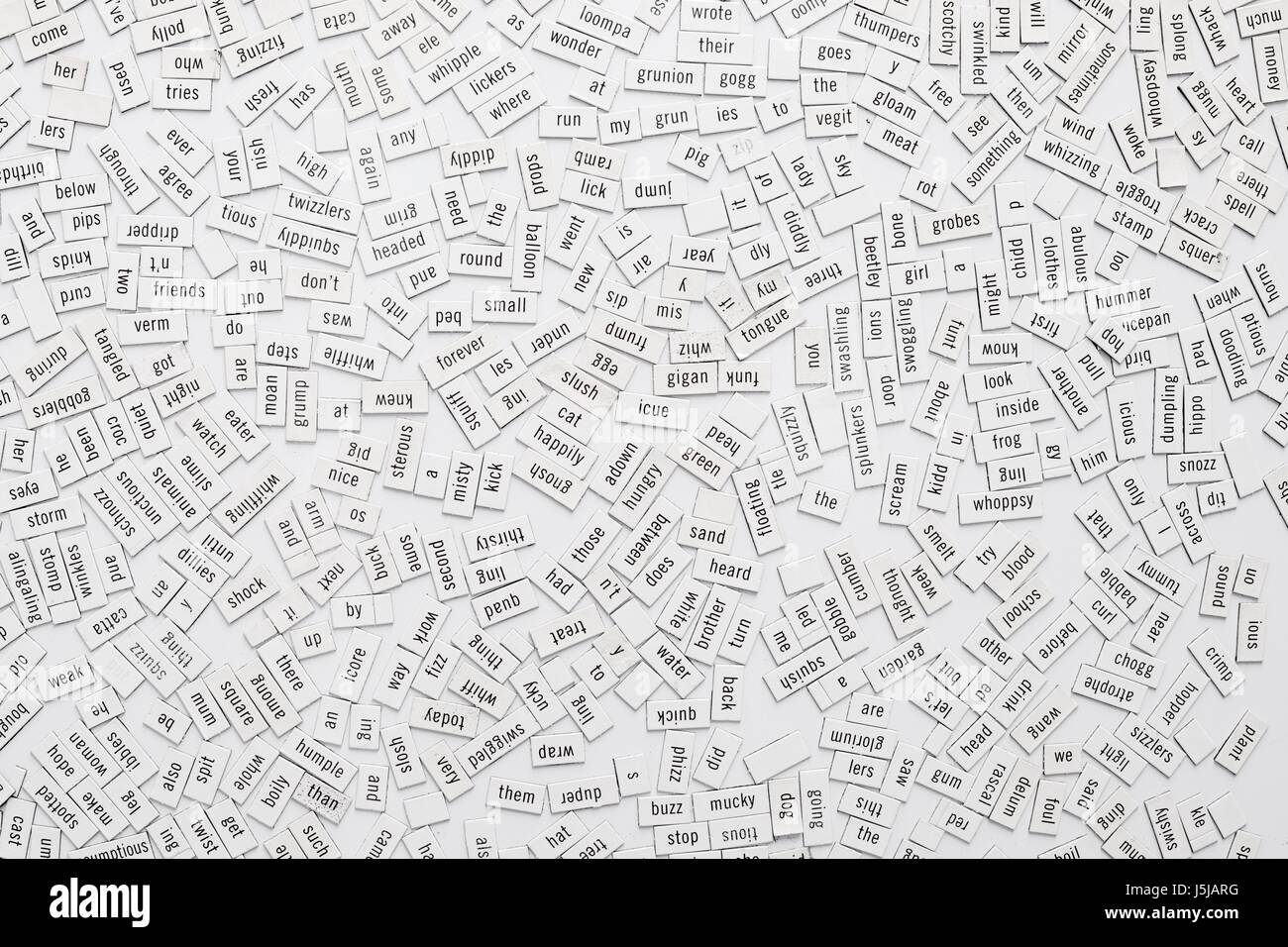 Wörter und Wortteile auf Kühlschrank-Magnete, Wales, UK. Stockfoto